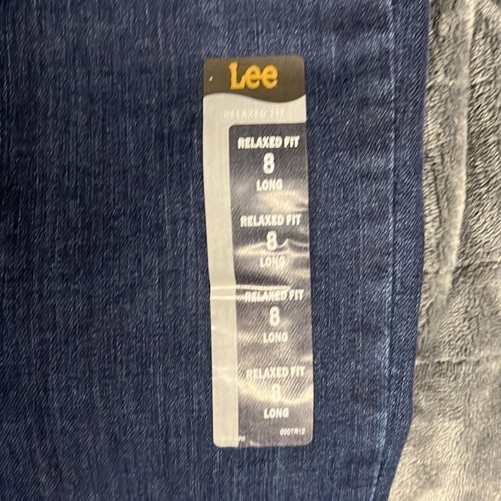 LEE women’s relaxed, fit straight leg mid rise. Denim jeans. Size 8 long - Picture 3 of 5